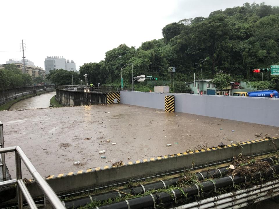 台北市府表示，因強降雨，基隆河水位不斷上漲、又值漲潮，疏散門隨時關閉，車停在堤外停車場的民眾需盡速移車；目前363件積淹水案，正全力排除中。