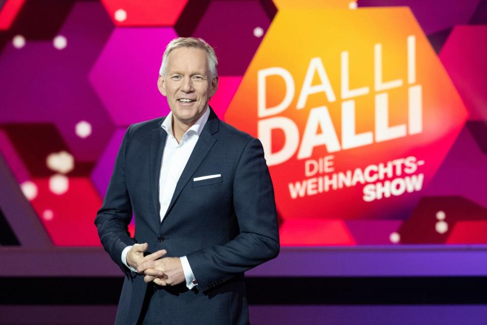Zum dritten Mal führt Johannes B. Kerner durch die Neuauflage des Showklassikers "Dallo Dalli". (Bild: ZDF / Sascha Baumann)