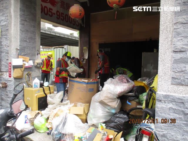 該棟建築物無人居住，但女屋主仍會撿回收物到一樓堆放。(圖／台中市環保局提供)