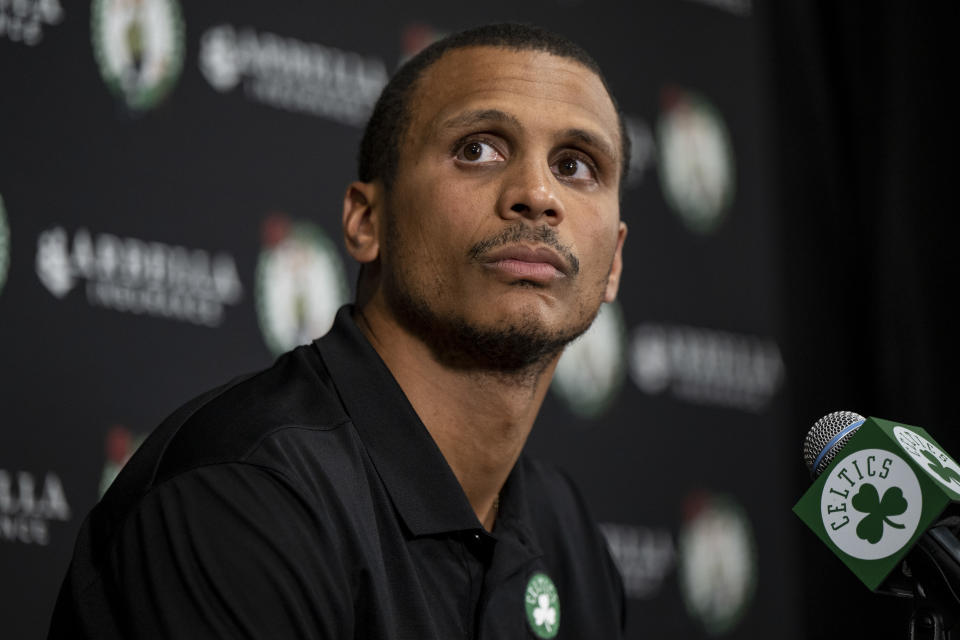 O técnico interino do Boston Celtics, Joe Mazzulla, responde a perguntas de repórteres durante o dia da mídia no High Output Studios em Canton, Massachusetts, em 26 de setembro de 2022. (Maddie Malhotra/Getty Images)