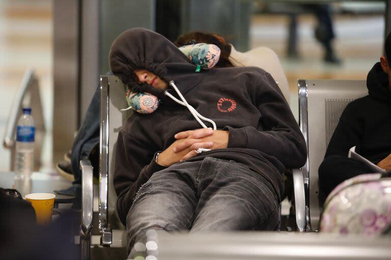 Muchos pasajeros tuvieron que pasar la noche en el aeropuerto