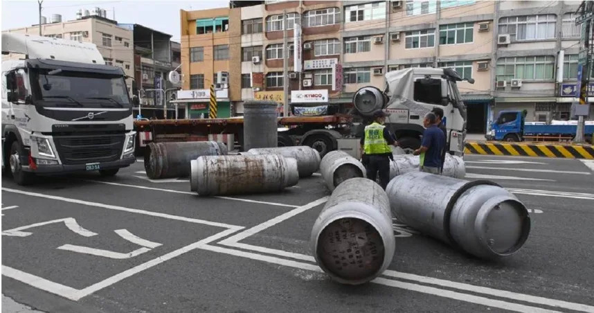 &#x009ad8;&#x0096c4;&#x004e00;&#x008f1b;&#x0066f3;&#x005f15;&#x008eca;12&#x0065e5;&#x004e0b;&#x005348;&#x00884c;&#x007d93;&#x0053f0;1&#x007dda;&#x006a4b;&#x00982d;&#x008def;&#x006bb5;&#x00ff0c;&#x0056e0;&#x004e0d;&#x00660e;&#x00539f;&#x0056e0;&#x00ff0c;&#x005c0e;&#x0081f4;&#x008eca;&#x004e0a;&#x007684;&#x005927;&#x00578b;&#x0051b7;&#x005a92;&#x0092fc;&#x0074f6;&#x006389;&#x00843d;&#x004e00;&#x005730;&#x00ff0c;&#x008b66;&#x0065b9;&#x007372;&#x005831;&#x005230;&#x005834;&#x007dad;&#x005b89;&#x003002;&#x00ff08;&#x005716;&#x00ff0f;&#x006797;&#x00745e;&#x0076ca;&#x00651d;&#x00ff09;