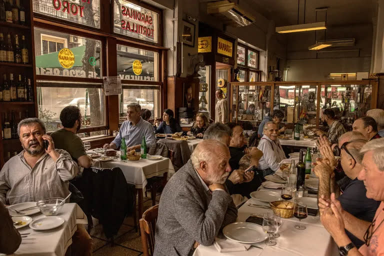 Miramar, un restaurante icónico del barrio obrero de San Cristóbal, está más concurrido que nunca.