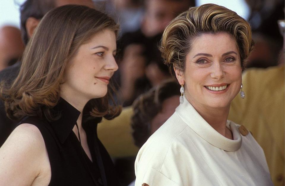 Mère de l'actrice Chiara Mastroianni, Catherine Deneuve a souvent souffert dans le passé d'avoir dû laisser sa fille derrière elle pour partir pendant de longs mois sur les tournages. Des obligations liées à sa célébrité qui ont parfois compliqué les liens avec Chiara, qui raconte : <em>"J'avais un tel sentiment de manque... Je le vivais comme une injustice, je rêvais d'avoir une mère normale, avec des horaires de bureau, joignable quoi qu'il arrive." </em>Une situation difficile à vivre également pour la star. <em>"Je n’avais pas le choix. J’ai souffert d’en être éloignée. Mais ce n’est pas arrivé très souvent. Quand ils étaient petits, je pouvais les emmener, c’était simple. Après, c’est devenu plus compliqué"</em>, reconnaissait-elle en 2017 dans une interview donnée à <em>Elle</em>. Ce qui n'a pas empêché la mère et la fille de rester très proches au point de vivre désormais à une rue de distance l'une de l'autre ! (©<em>Benainous/Reglain/Gamma-Rapho via Getty Images</em>)