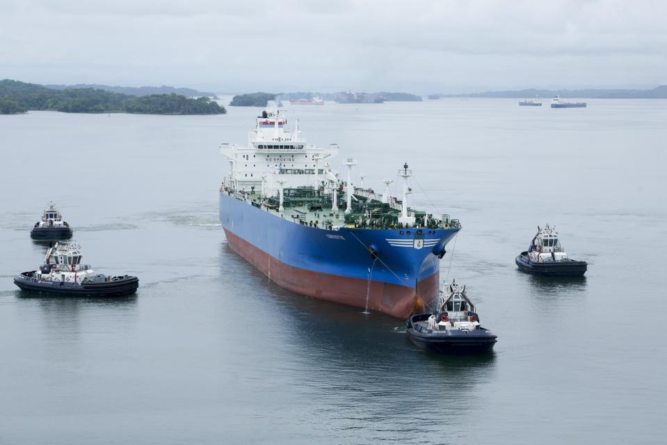 Un buque tanque es guiado a través del Lago Gatún en su cruce por el Canal de Panamá.  (AP Photo/Arnulfo Franco)