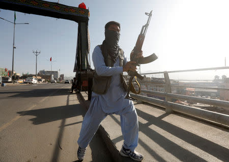 An Afghan Shi'ite armed man keeps watch at a check point in Kabul, Afghanistan September 18, 2018. REUTERS/Omar Sobhani