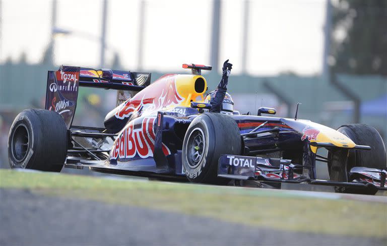 Vettel celebra el bicampeonato, flanqueado por el jefe Cristian Horner y el diseñador Adrian Newey