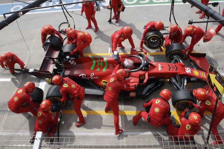 El piloto de Ferrari Charles Leclerc de Mónaco en boxes durante los entrenamientos libres para el Gran Premio de Fórmula Uno de Emilia Romagna