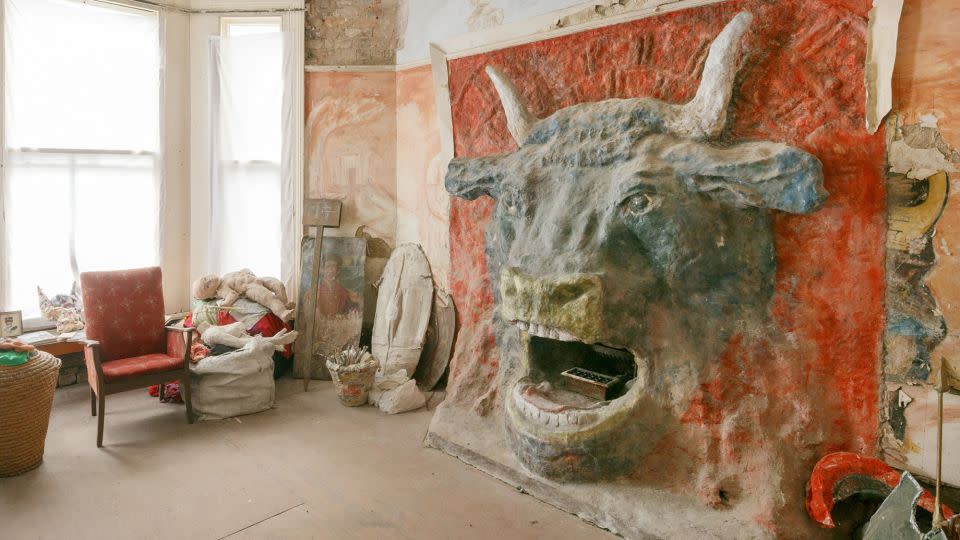 Gittins surrounded the fireplace in this room with a large minotaur head, above which he painted portraits of Greek philosophers. - Historic England