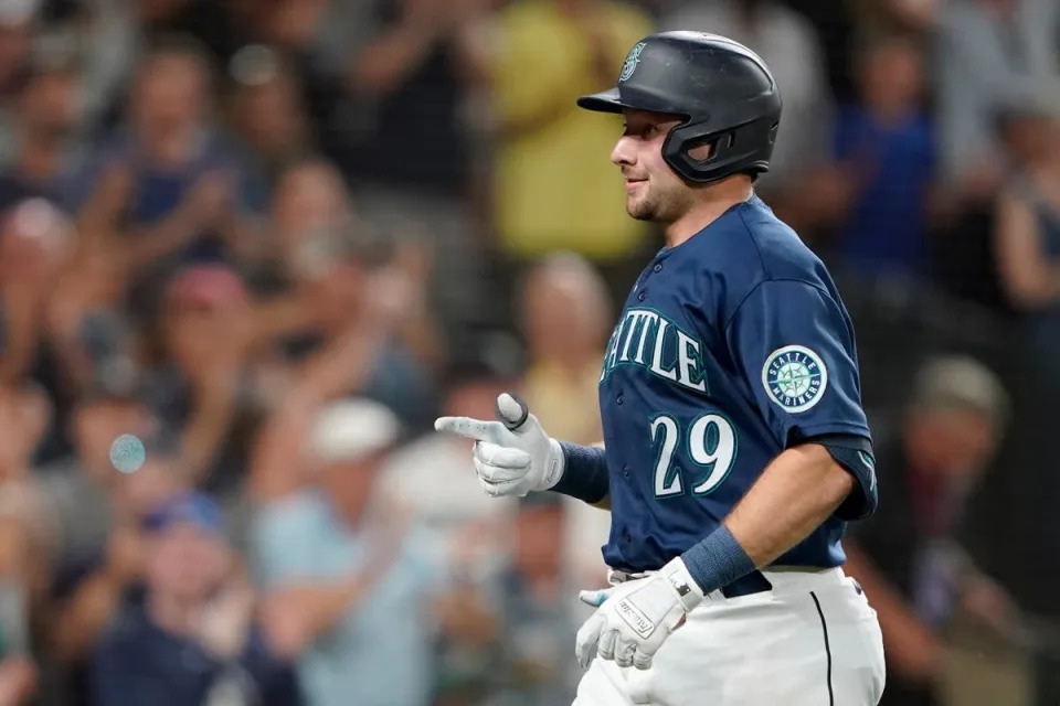 Mariners maintain streak after coming back against Rangers in 9th