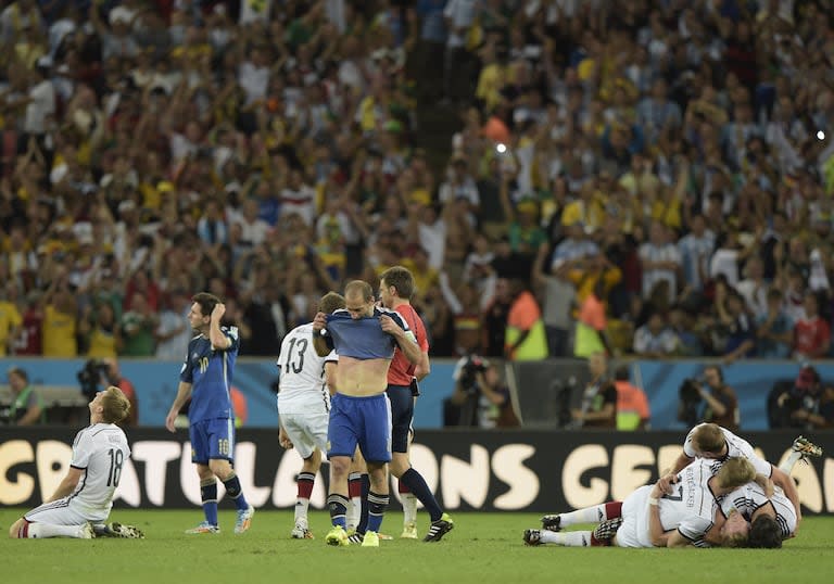 Kroos celebra, de rodillas, el Mundial ganado por Alemania en Brasil 2014. Lionel Messi y Pablo Zabaleta se lamentan