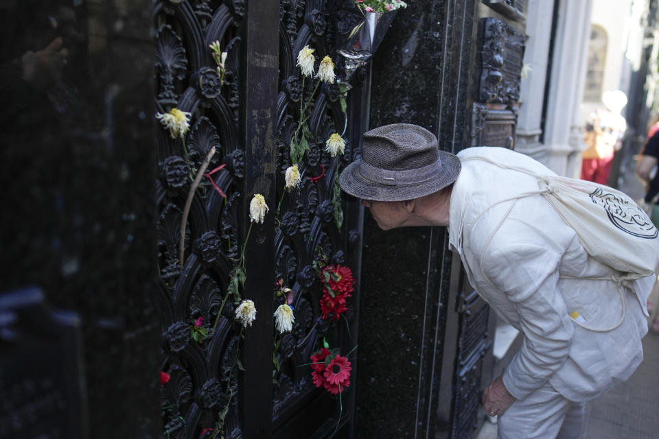 Un turista se asoma al mausoleo que alberga los restos de la ex primera dama argentina María Eva Duarte de Perón, más conocida como Eva Perón o Evita, en el cementerio de la Recoleta en Buenos Aires, Argentina, el martes 13 de febrero de 2024. (AP Foto/Natacha Pisarenko)