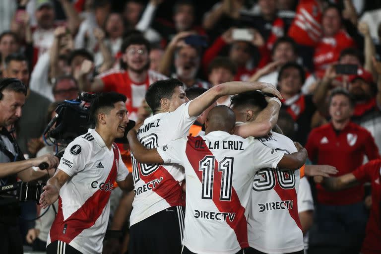 La leyenda del básquet argentino que fue a ver a River en el Monumental y apareció en una foto de festejo