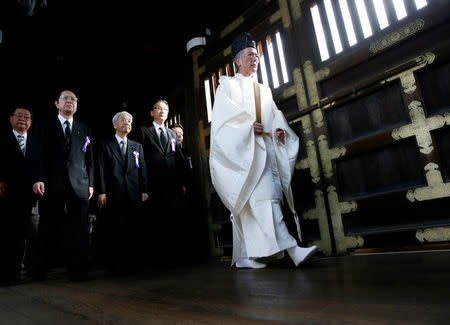 A group of lawmakers including Japan's ruling Liberal Democratic Party (LDP) lawmaker Hidehisa Otsuji (3rd from L) are led by a Shinto priest as they pay their respects at the Yasukuni Shrine in Tokyo, Japan, October 18, 2016. REUTERS/Kim Kyung-Hoon