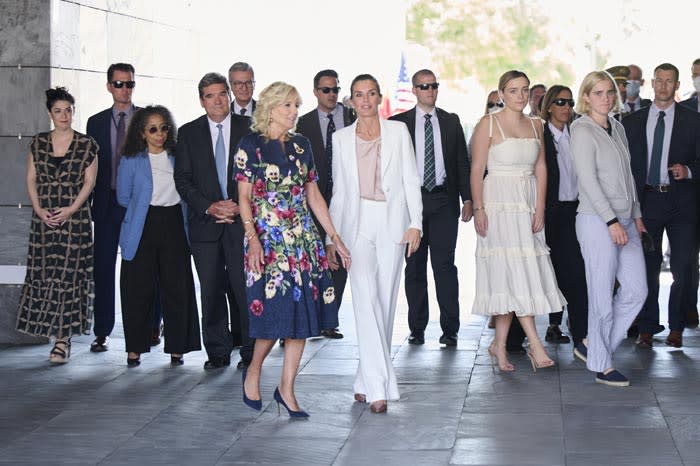 Jill Biden con sus nietas y la reina Letizia