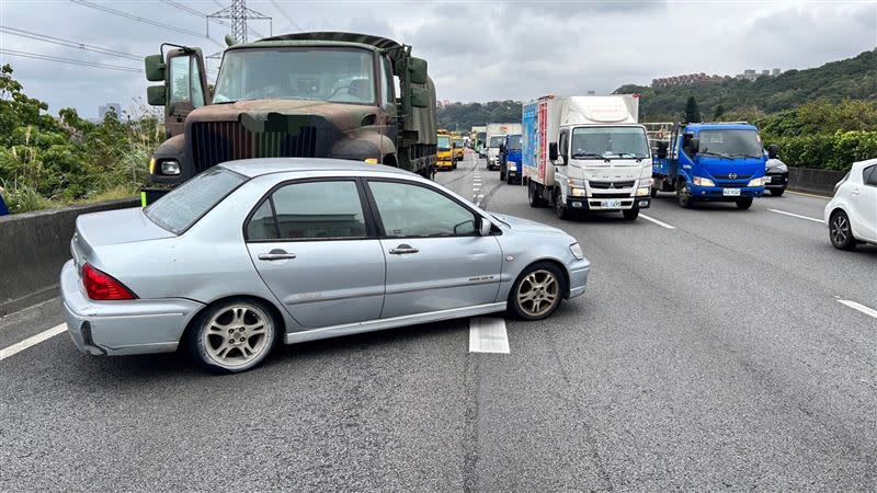 軍卡變換車道時擦撞轎車，轎車遭推行80公尺才打橫停下。（圖／翻攝畫面）