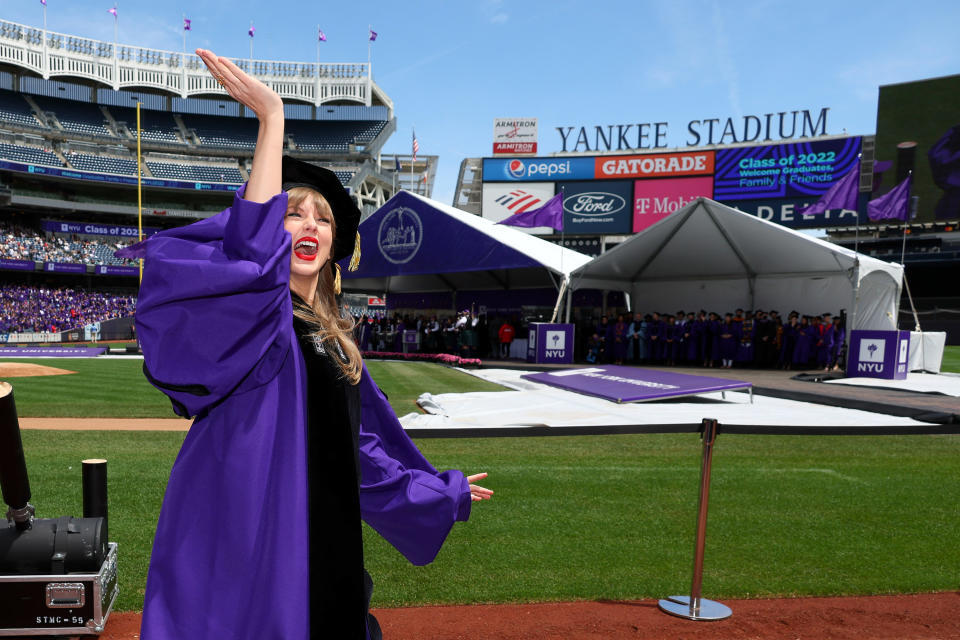 Taylor Swift waving