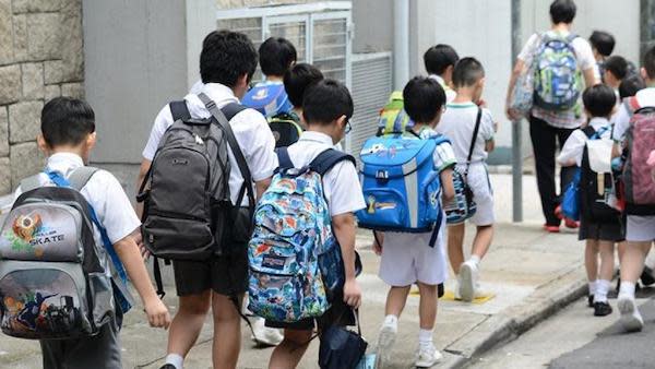 全港幼兒園及中小學直到學校停課將直至學校的耶誕假期後。至於補習學校則暫停面授課堂兩星期