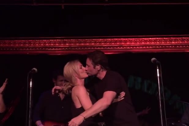 Con un beso, David Duchovny y Gillian Anderson le dijeron al mundo que estaban juntos.