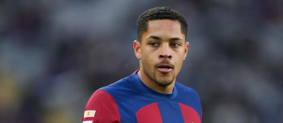 Barcelona turn down €35m offer from Manchester United for Vitor Roque