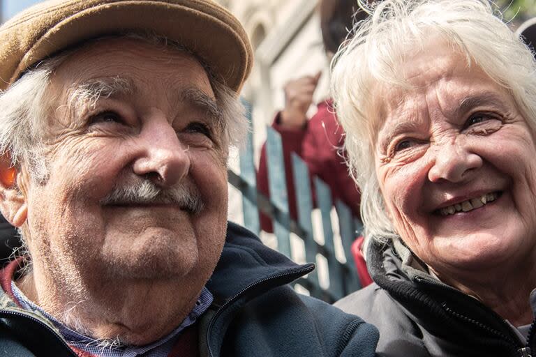 El expresidente uruguayo Pepe Mujica junto a su mujer Lucía Topolansky