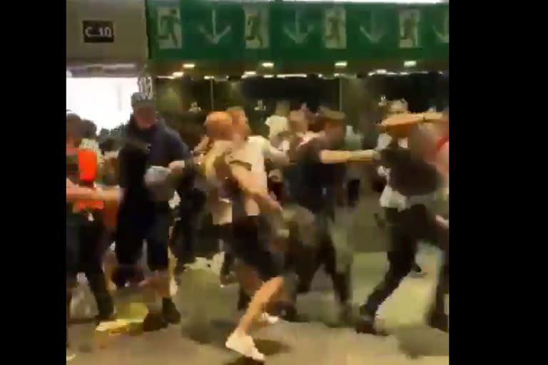 Hinchas ingleses arremeten contra los italiano en la salida del estadio de Wembley luego de la final de la Eurocopa