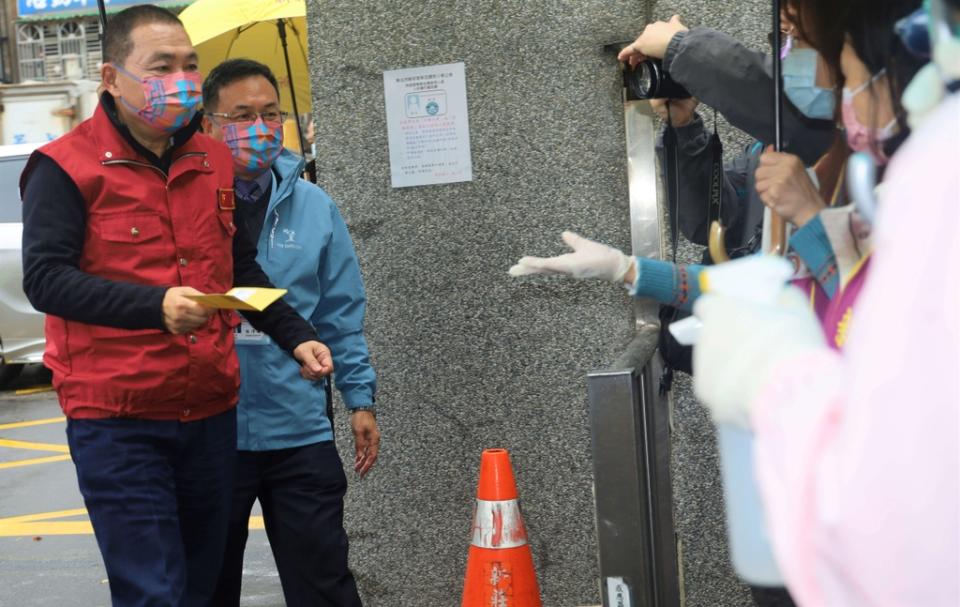 《圖說》面對Omicron威脅，新北市即日起凡校外人士進入校園，需落實檢查疫苗接種證明。〈教育局提供〉