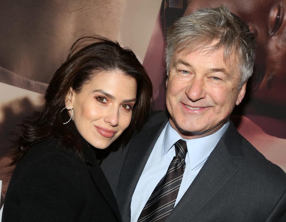 Hilaria Baldwin y Alec Baldwin posan juntos frente a un póster de la película "West Side Story"