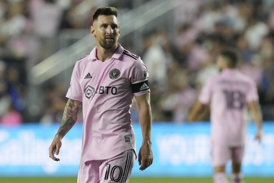 El delantero del Inter Miami, Lionel Messi (10), está en el campo durante la primera mitad de un partido de fútbol de la MLS contra el Nashville SC, el miércoles 30 de agosto de 2023, en Fort Lauderdale, Florida. (Foto AP/Marta Lavandier)