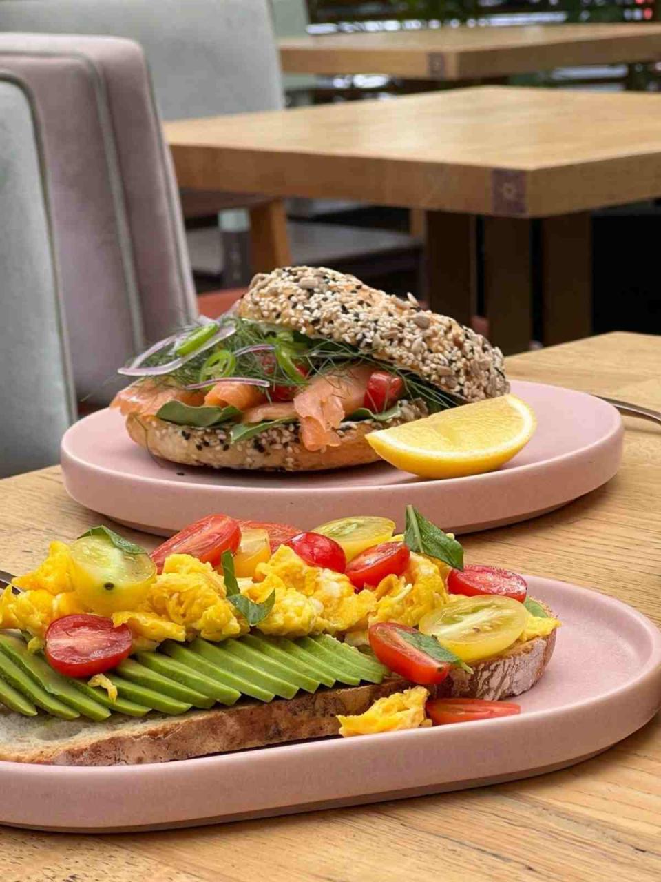 Bagel de salmón y toast de aguacate, desayuno saludable en CDMX: Local 16