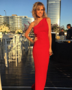 <p>La conductora de El Trece apostó por un vestido rojo de El Camarín, de un solo hombro. Acompañó su look con joyas de Ignacio Bercenas y sandalias doradas Valdez. </p>