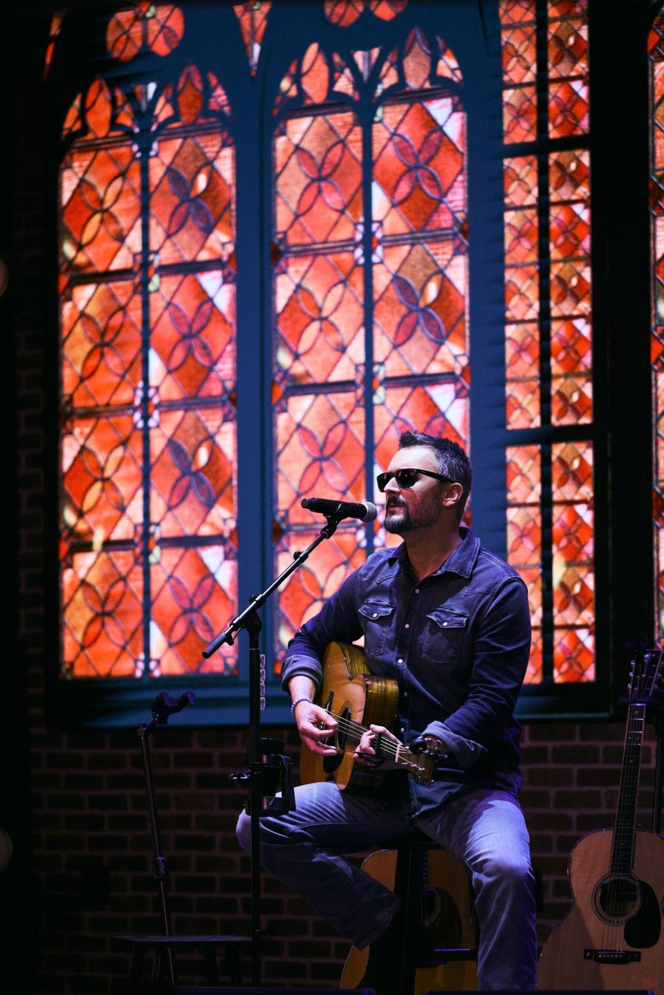 eric church playing the guitar at chiefs