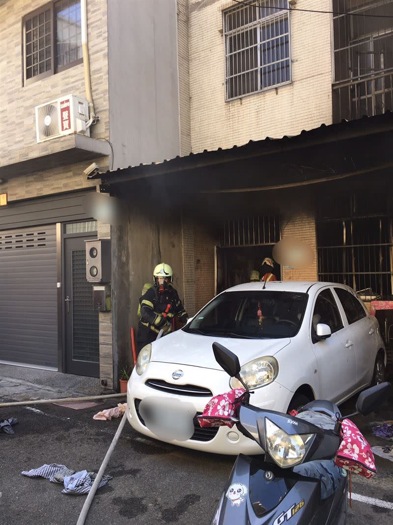 警消在二樓臥室內，救出四人，其中一名是只有6月大女嬰。（圖／桃市消防局提供）