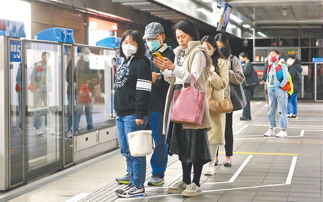 中央流行疫情指揮中心指揮官王必勝2日表示，考量3大因素，包含低溫影響醫療量能、春節連假出現確診數反彈及各部會意見尚需時間溝通，決定暫緩宣布室內口罩鬆綁。圖為有民眾搭乘捷運時，脫下口罩透透氣。（張鎧乙攝）