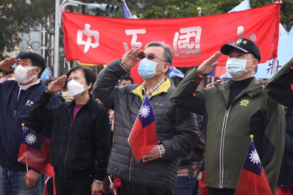 澎湖縣府廣場元旦升旗，賴峰偉宣布二０二二年為「環保年」。（記者王正平攝）