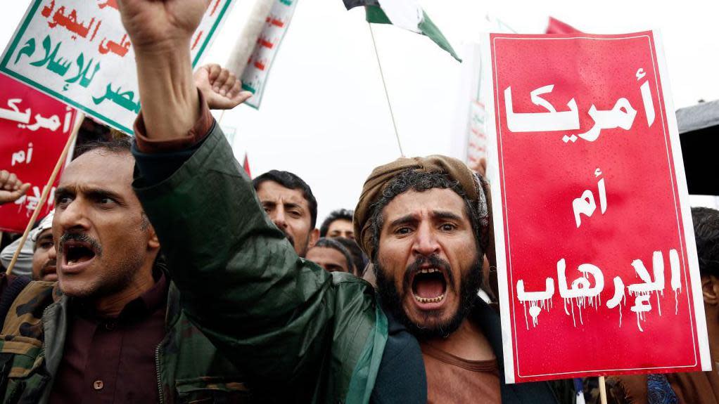 Manifestantes leales al movimiento de los hutíes en Yemen