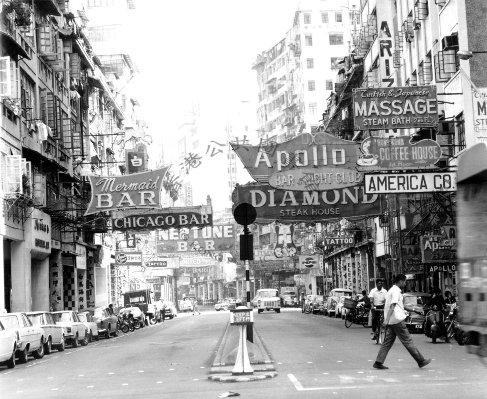 七十年代的駱克道，有不少酒吧及夜店，夜生活相當熱鬧。（香港公共圖書館圖片）