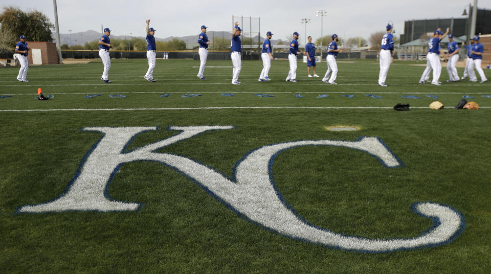 Los jugadores de los Reales de Kansas City durante un estiramiento, el martes 14 de febrero de 2017, en Surprise, Arizona (AP Foto/Charlie Riedel)