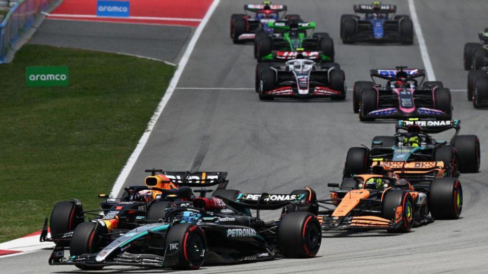 George Russell adelanta a Lando Norris y Max Verstappen y se pone líder en la primera curva del Gran Premio de España