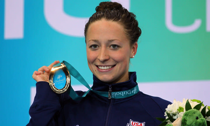 Clive Rose a través de Getty Images Ariana Kukors sostiene su medalla de oro después de ganar en los 100 metros de estilos combinados femenino en la tercera jornada del Campeonato Mundial de Natación el 17 de diciembre de 2010.