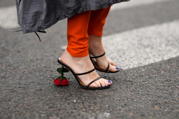 On the streets of Paris Fashion Week Fall 2022<p>Photo: Edward Berthelot/Getty Images</p>