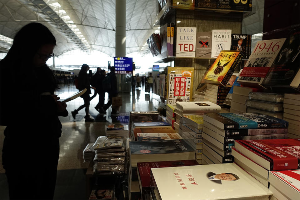 香港國際機場的中華書局分店，在店內近門口當眼處，放了有關習近平的著作《習近平談治國理政》。