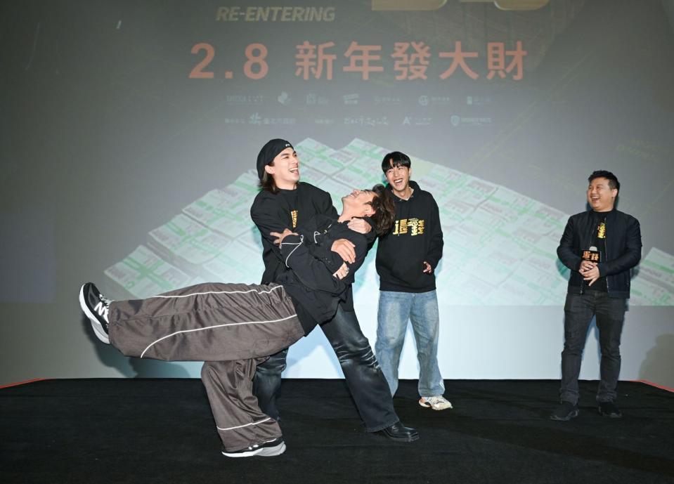 林哲熹與陳柏霖現場重現片中的下腰擁抱，引爆全場歡呼。（甲上提供）
