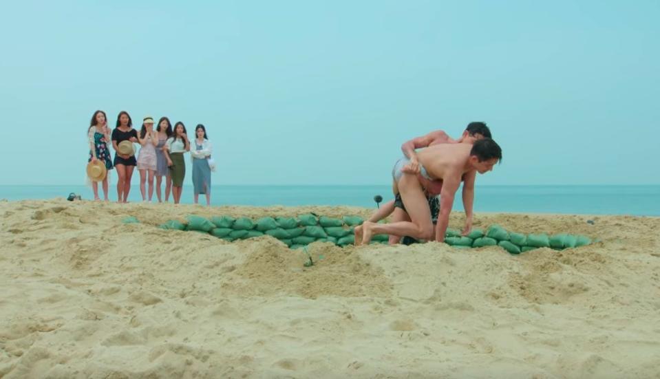 The girls watch as Hyun-seung tosses Se-hoon out of the pool
