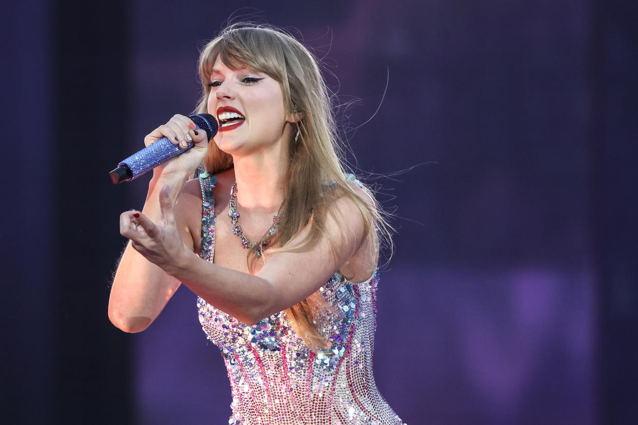 Taylor Swift asked fans to avoid bothering her ex-boyfriends online. (Photo: Shanna Madison/Chicago Tribune/Tribune News Service via Getty Images)