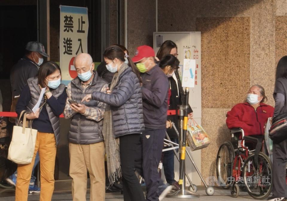 新冠肺炎防疫升級，台南市36家醫院及護理機構自1月27日起禁止探病。（中央社檔案照片）