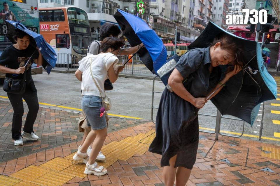 颱風小犬襲港，在觀塘有途人被風吹至狼狽不堪。(陳奕釗攝)