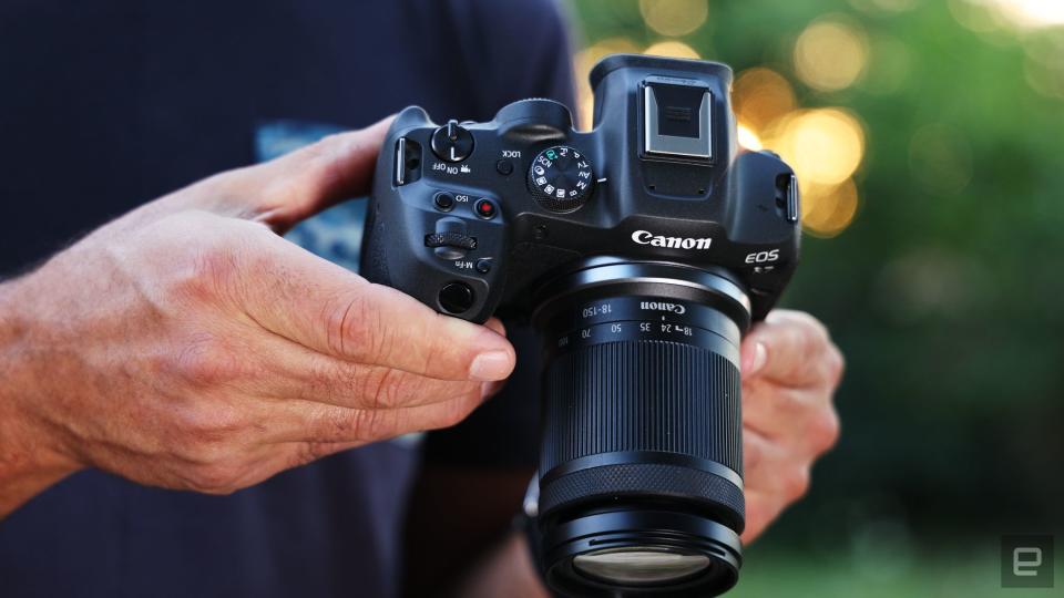 <p>Canon EOS R7 mirrorless APS-C camera review</p>
