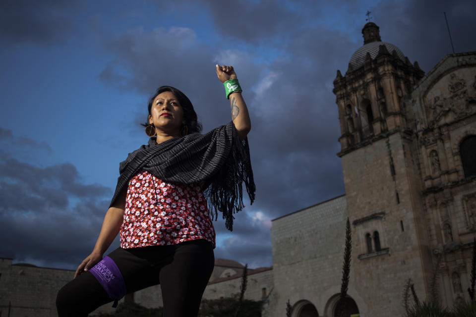 La activista por el derecho al aborto Viridiana Bautista de la organización Las Consejeras posa para un retrato en Oaxaca, México, el miércoles 12 de octubre de 2022. (AP Foto/María Alferez)