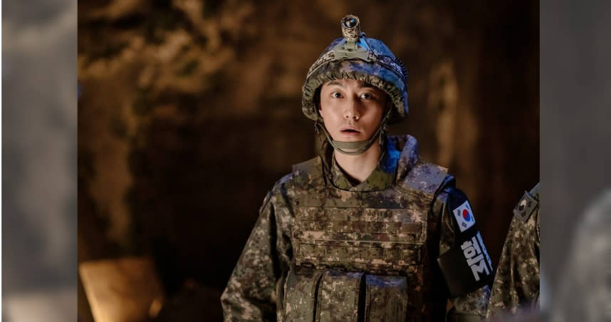 飾演天真南韓觀測兵的郭東延，在片中有「捧下體奔走」的瘋狂場面。（圖／采昌國際多媒體提供）